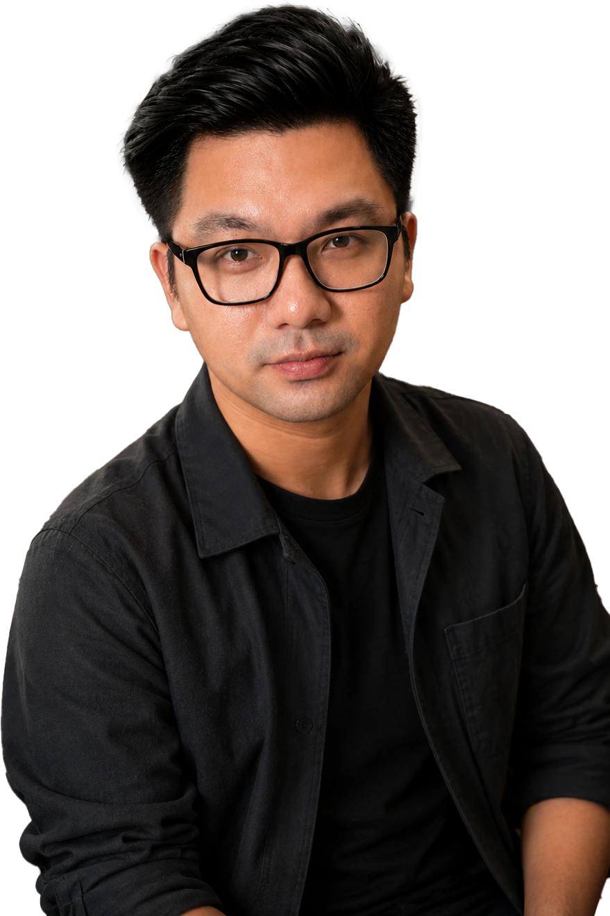 Antonius bekerja di studio bersama moodboard dan sampel material interior