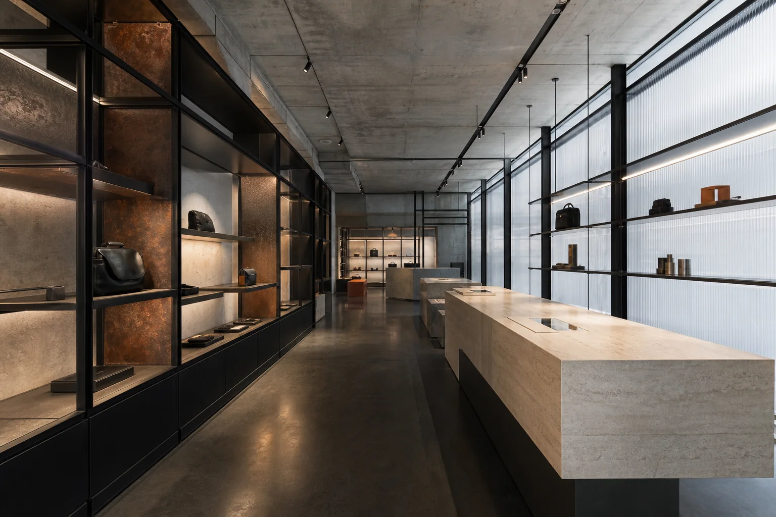 Galeri retail industrial dengan beton, baja hitam, dan counter batu