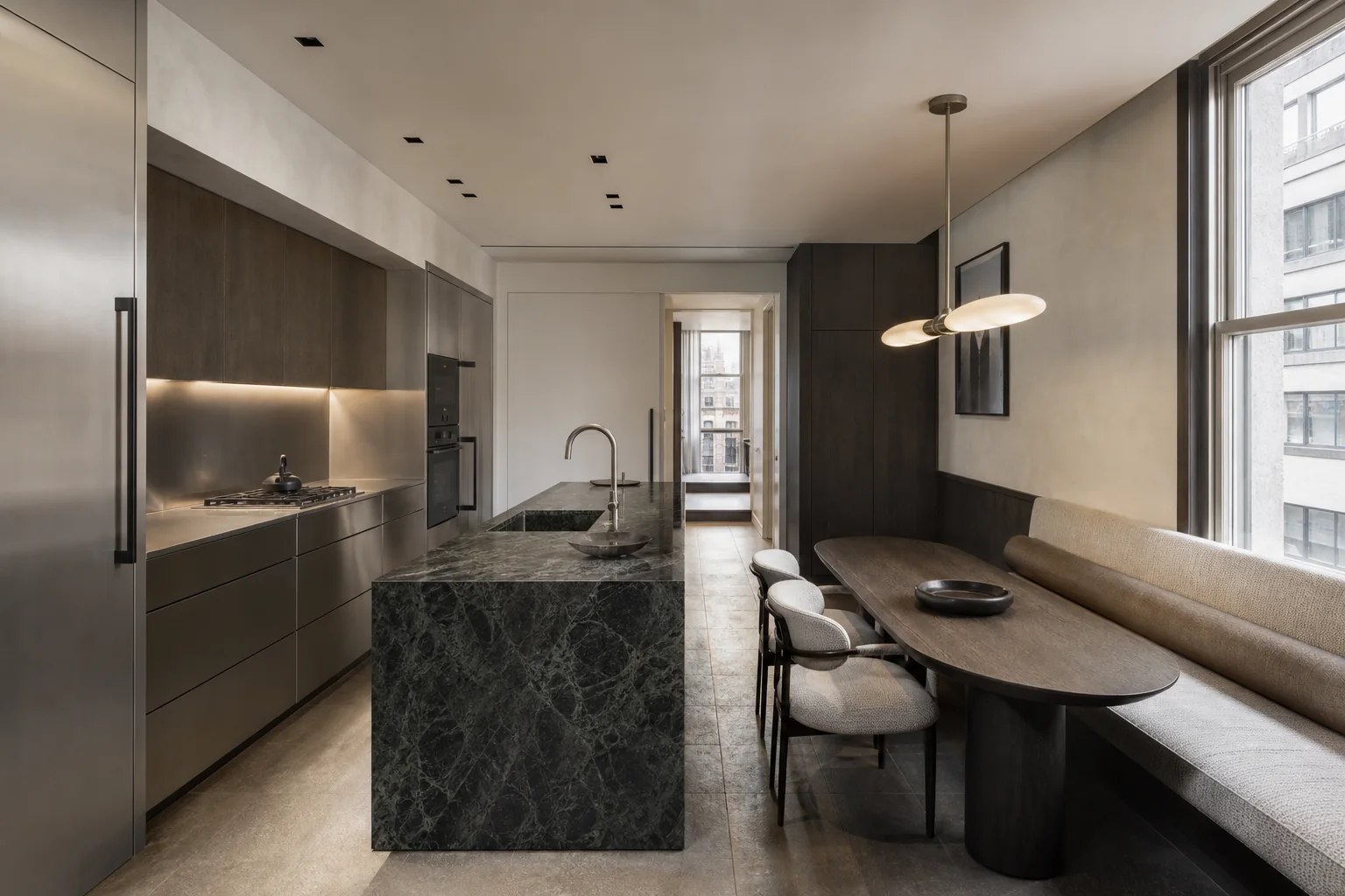 Renovasi dapur urban dengan kabinet stainless, island batu, dan area makan