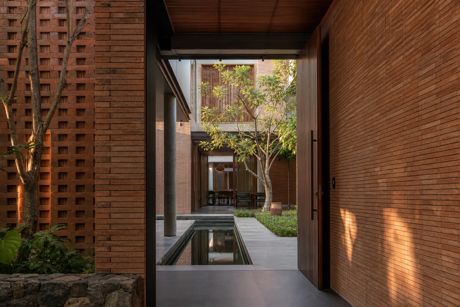Courtyard rumah bata urban dengan kolam refleksi