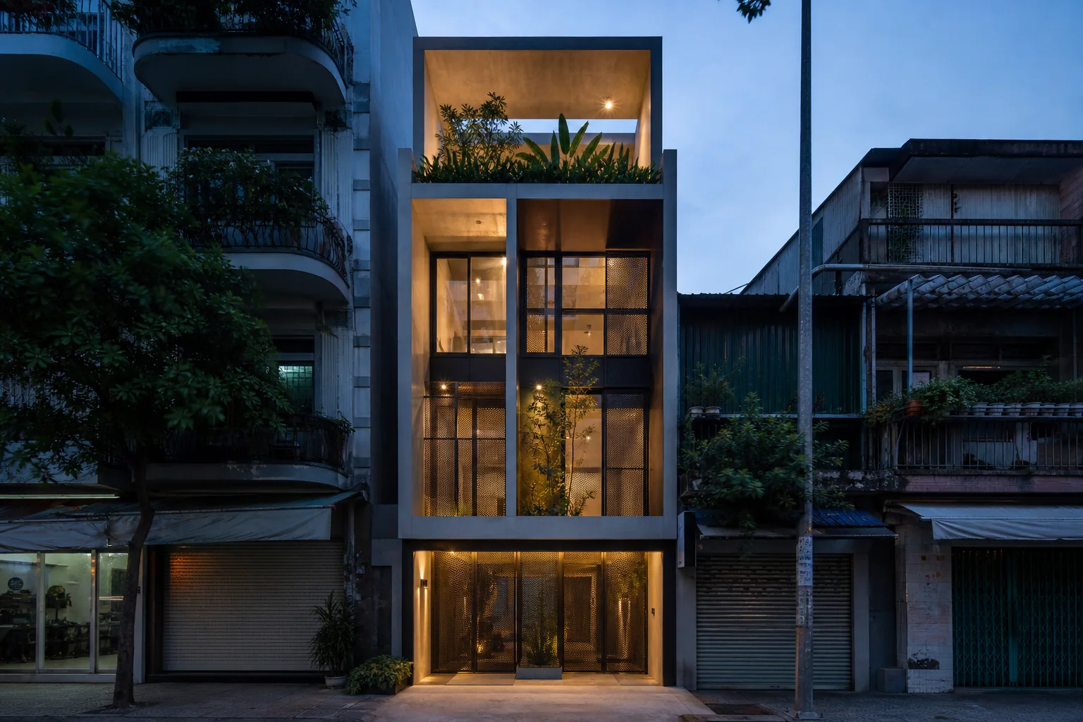 Fasad townhouse urban tiga lantai saat senja